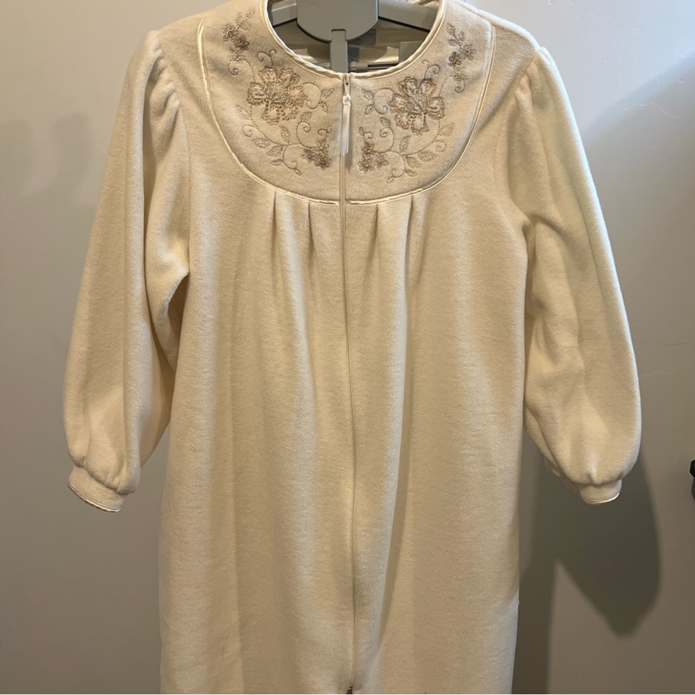 Erika Taylor Cream Embroidered Granny Robe Loungewear sz petite M zip up pockets